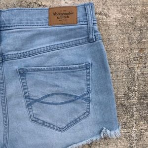 ABERCROMBIE & FITCH LIGHT WASH DENIM SHORTS SZ 6